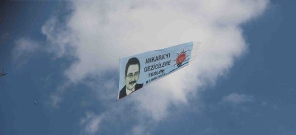 gokcek-helikopterle-bu-afisi-dolastirdi-4174132.jpg
