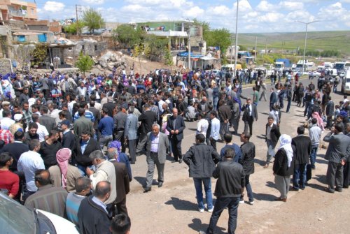 siverekte-yol-kapatma-eylemi-IHA-20130423AW000425-9-t